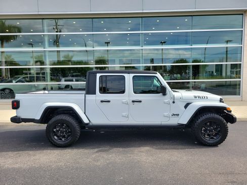 Used 2023 Jeep Gladiator Willys AWD/4WD image 3