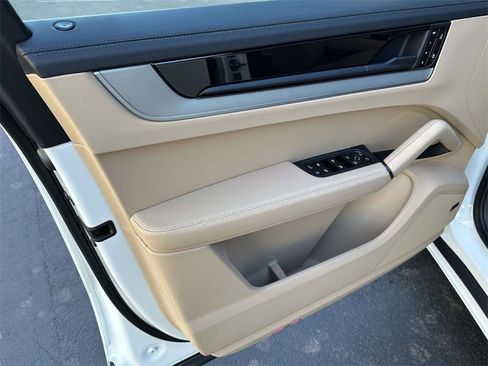 New 2026 Porsche Cayenne image 17