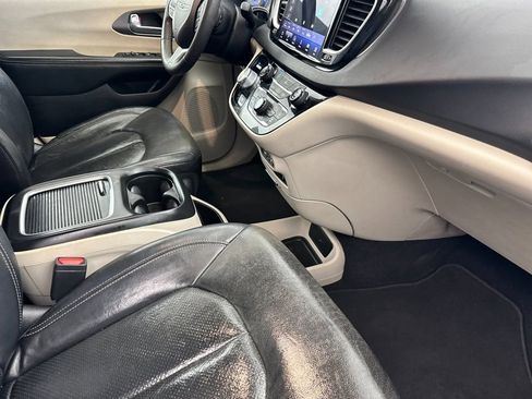Used 2022 Chrysler Pacifica Touring-L FWD image 16