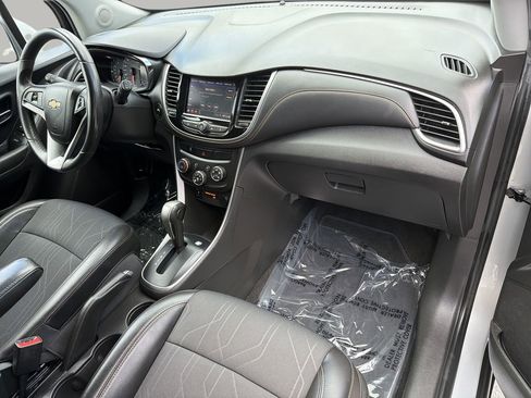 Used 2022 Chevrolet Trax LT w/ LT Convenience Package FWD image 11