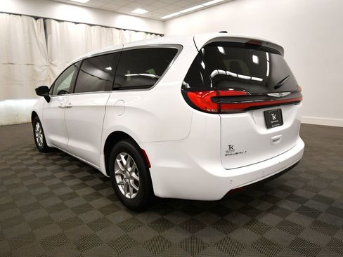 Used 2025 Chrysler Pacifica Select FWD image 5