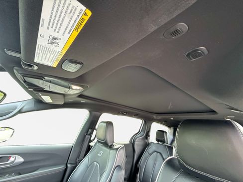 Used 2025 Chrysler Pacifica Limited FWD image 34