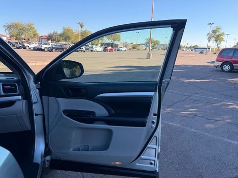 Used 2017 Toyota Highlander LE image 18