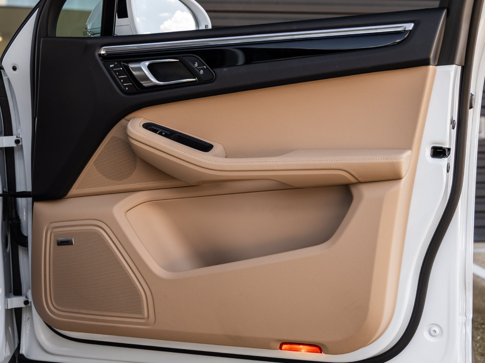 Certified 2024 Porsche Macan AWD/4WD image 44