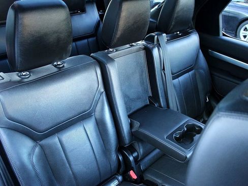 Used 2020 Land Rover Discovery Landmark image 22