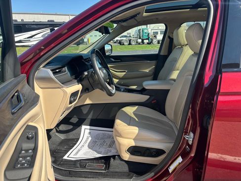 Used 2022 Jeep Grand Cherokee L Limited w/ Luxury Tech Group II image 9