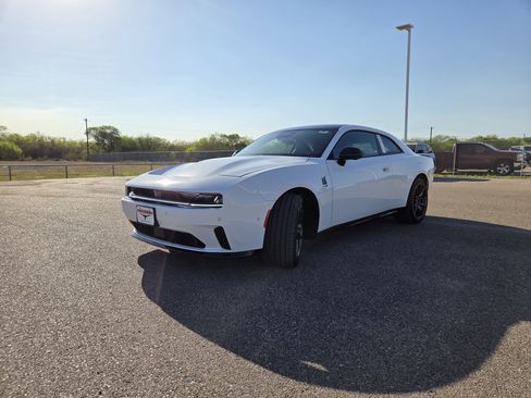 Used 2024 Dodge Charger Daytona Scat Pack w/ Plus Group AWD/4WD image 3