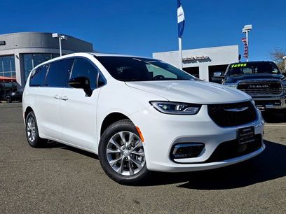 New 2026 Chrysler Pacifica Select