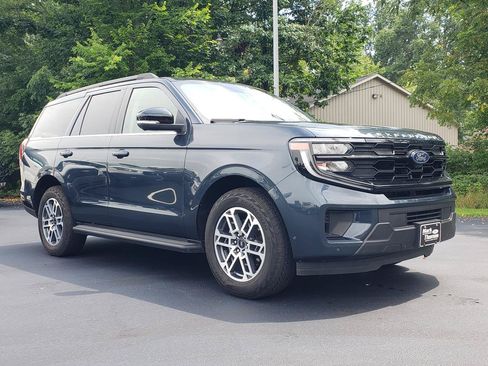 Used 2025 Ford Expedition Active AWD/4WD image 3