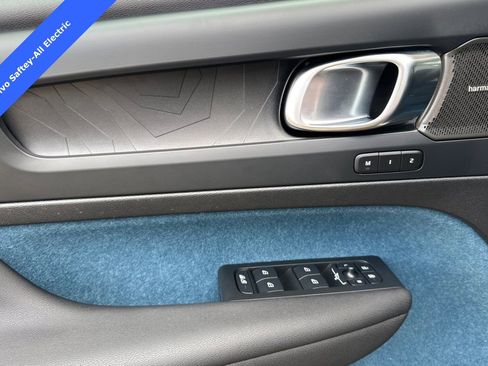 Used 2023 Volvo XC40 Recharge Ultimate image 11