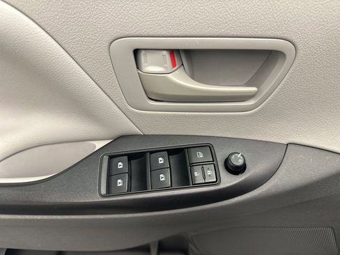 Used 2019 Toyota Sienna L image 24