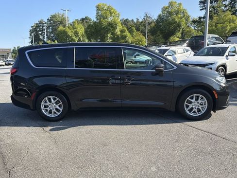 Used 2023 Chrysler Pacifica Touring-L FWD image 9