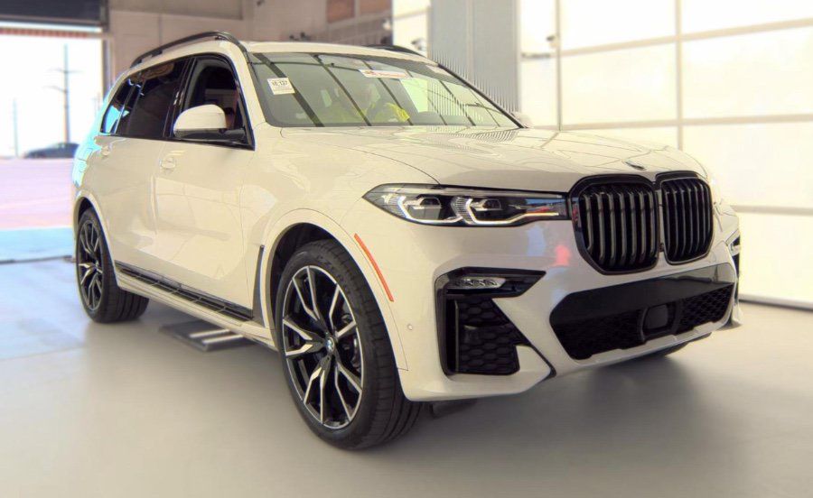 Used 2021 BMW X7 xDrive40i w/ M Sport Package AWD/4WD image 4