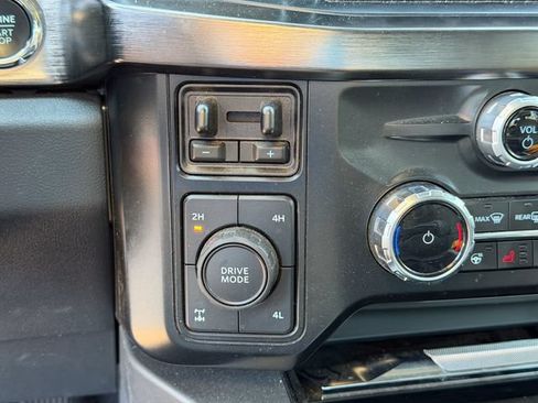 Used 2023 Ford F250 Lariat w/ Sport Appearance Package AWD/4WD image 12