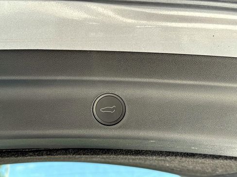 Used 2025 Tesla Model Y Long Range AWD/4WD image 33