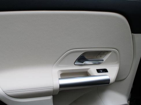 Used 2025 Mercedes-Benz GLA 250 4MATIC image 24