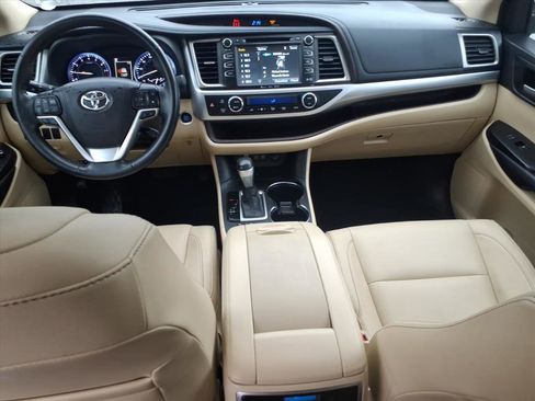 Used 2017 Toyota Highlander XLE image 6