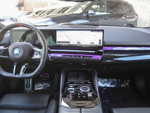 Used 2025 BMW i5 M60 w/ Premium Package image 9