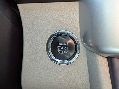 Used 2019 Toyota Highlander XLE FWD image 24