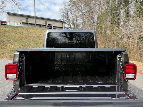 Used 2025 Jeep Gladiator Sport image 9