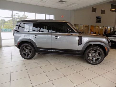 Used 2022 Land Rover Defender 110 X-Dynamic SE AWD/4WD image 9