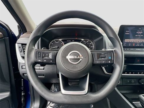 Used 2023 Nissan Rogue SV image 11