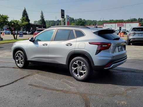 New 2026 Chevrolet Trax LT w/ Sunroof Package FWD image 3