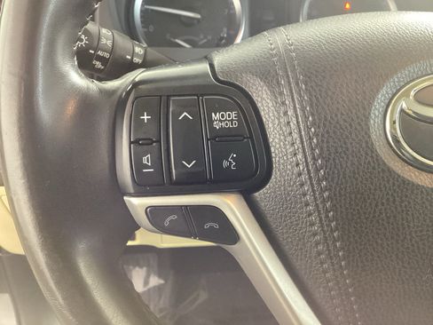 Used 2019 Toyota Highlander XLE AWD/4WD image 22