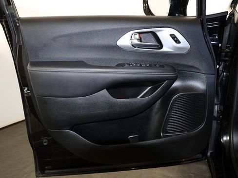 Used 2025 Chrysler Pacifica Limited FWD image 27