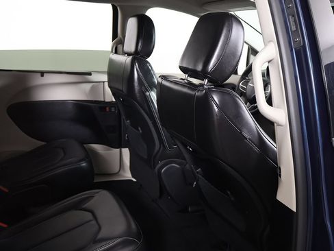 Used 2023 Chrysler Pacifica Touring-L FWD image 26