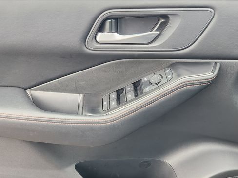 Used 2025 Nissan Rogue SV image 27