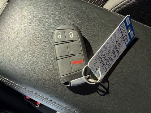 Used 2017 Dodge Journey SE w/ Flexible Seating Group image 12