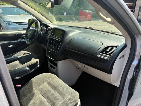 Used 2019 Dodge Grand Caravan SE FWD image 24