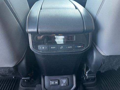 Used 2023 Toyota Highlander Bronze Edition image 25