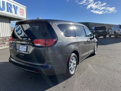 Used 2019 Chrysler Pacifica Touring image 12