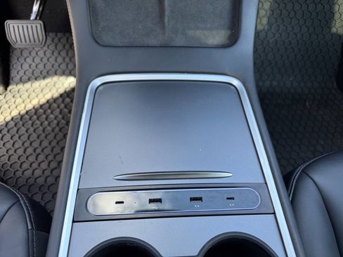 Used 2022 Tesla Model Y Long Range image 26