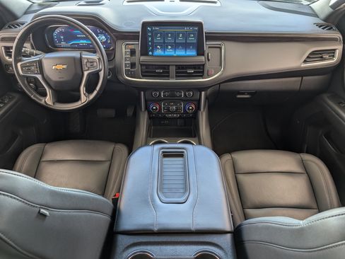 Used 2024 Chevrolet Suburban LT w/ Luxury Package RWD image 24