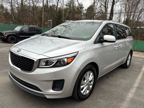 Used 2017 Kia Sedona LX w/ LX Essentials Premium Package image 1