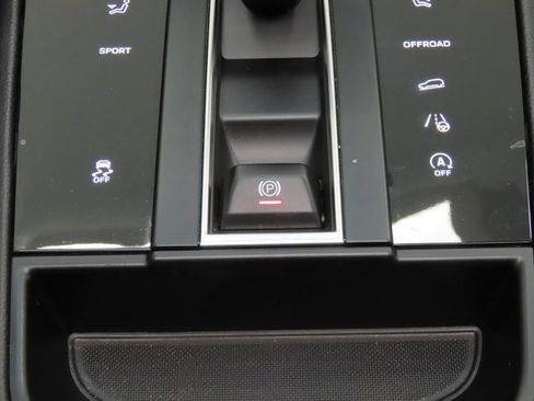 Certified 2025 Porsche Macan AWD/4WD image 27