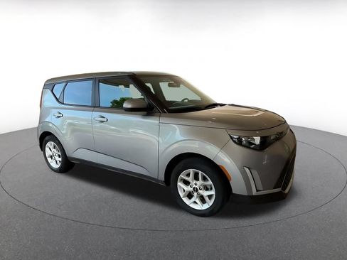 Used 2025 Kia Soul LX w/ LX Technology Package FWD image 2