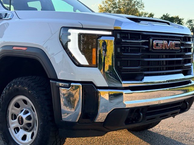 Used 2024 GMC Sierra 2500 Pro w/ Convenience Package AWD/4WD image 3