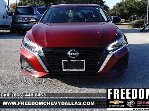 Used 2024 Nissan Altima 2.5 SV FWD image 2