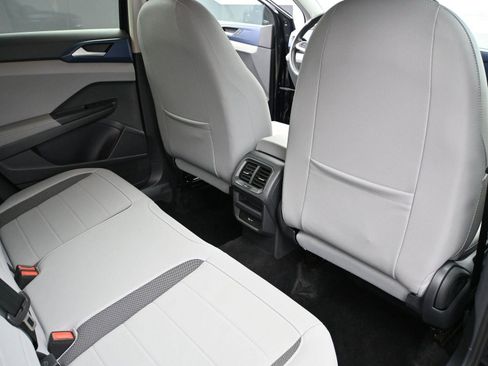 Used 2024 Volkswagen Taos SE image 21