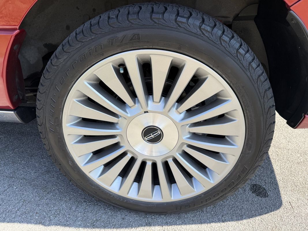 Used 2015 Lincoln Navigator 4WD w/ Equipment Group 101A Reserve image 12
