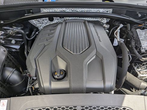 Certified 2025 Porsche Macan AWD/4WD image 30