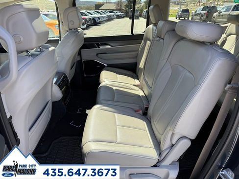 Used 2023 Jeep Wagoneer Series III w/ Premium Group I AWD/4WD image 29