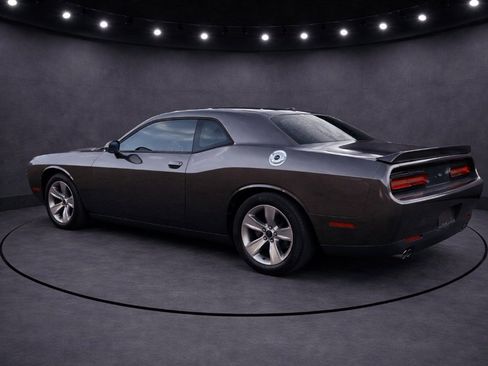 Used 2018 Dodge Challenger SXT image 3