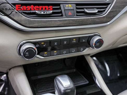 Used 2023 Nissan Altima 2.5 SV w/ SV Premium Package FWD image 19