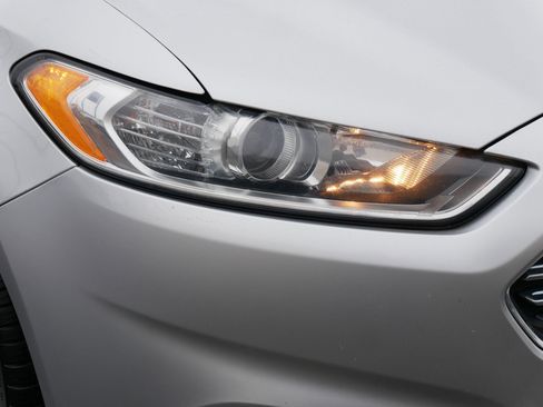 Used 2016 Ford Fusion SE image 16