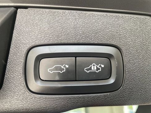 Certified 2023 Volvo XC60 B5 Plus image 10